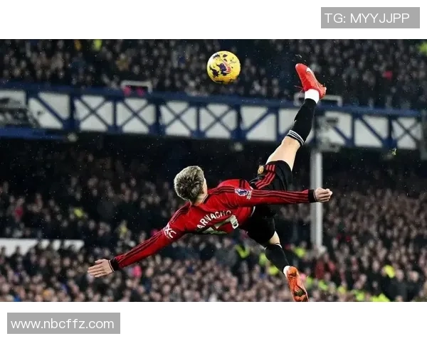 英俊足球明星的魅力瞬间展现,尽显运动风采与个人魅力的完美结合 英俊足球明星的魅力瞬间展现,尽显运动风采与个人魅力的完美结合